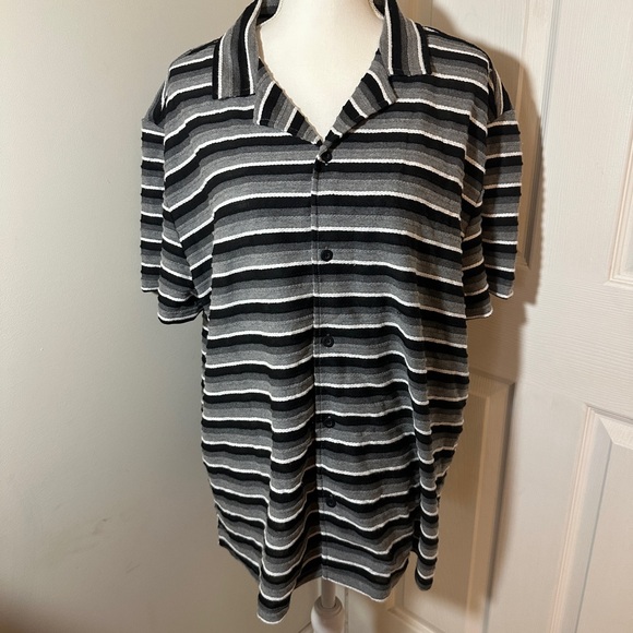 NWT - Forever 21 Men’s Short Sleeve Shirt. - Picture 1 of 8